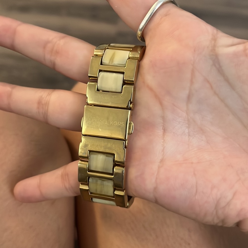 Michael Kors gold watch - Picture 2 of 4